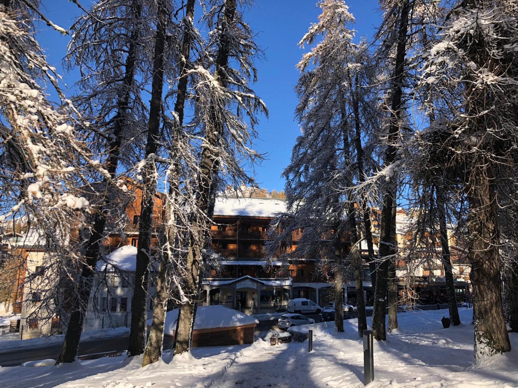 Adonis Valberg Buitenkant foto